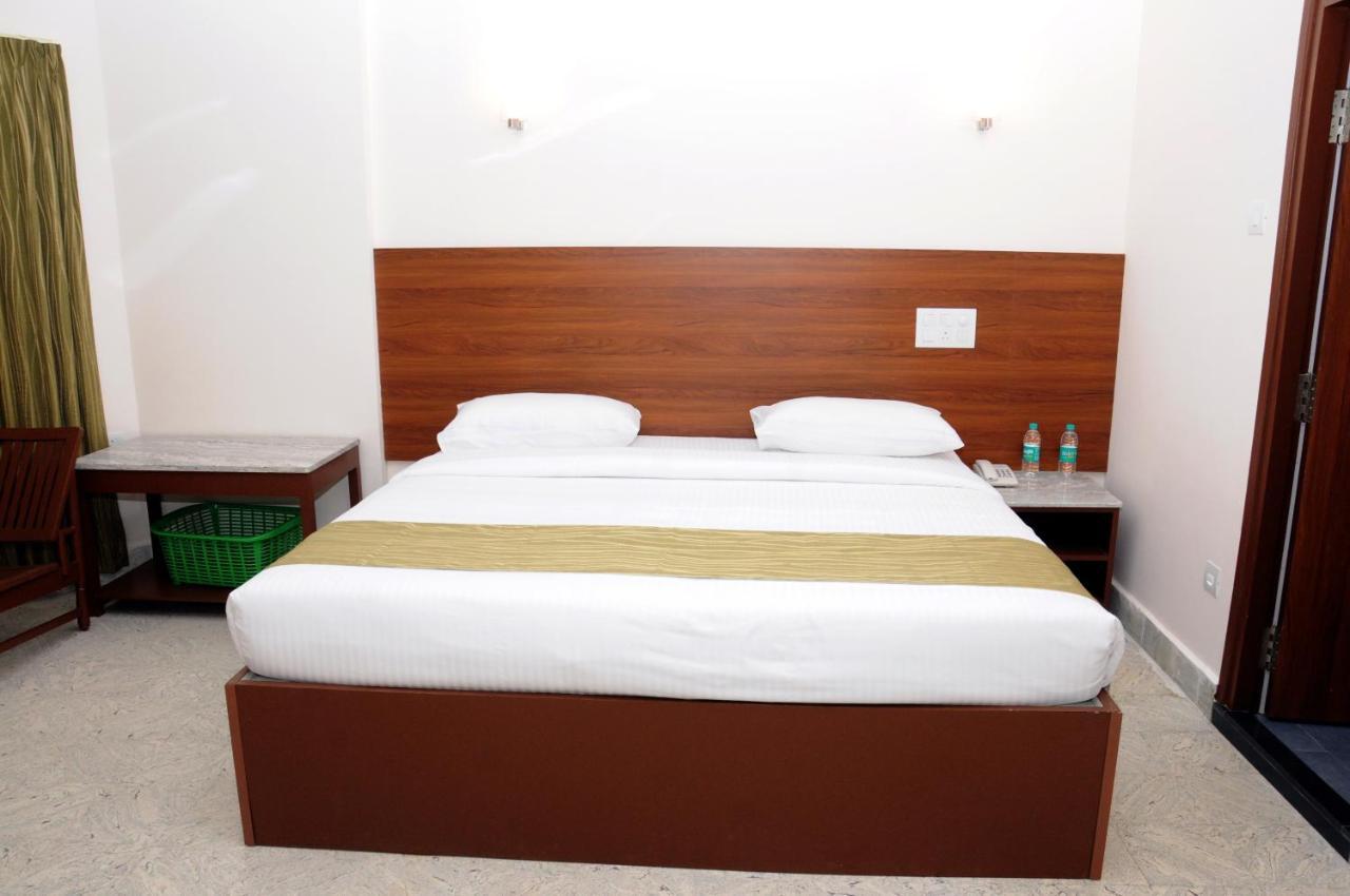 Sreeparthi Hotel Puttaparthi Bagian luar foto