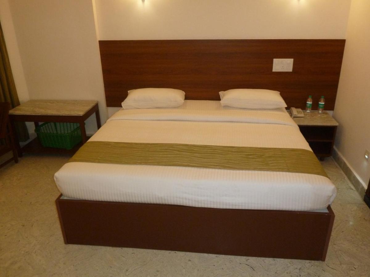 Sreeparthi Hotel Puttaparthi Bagian luar foto