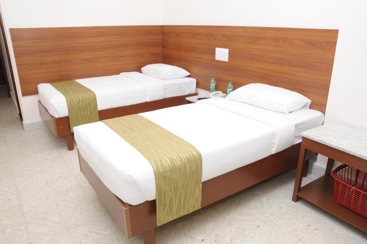 Sreeparthi Hotel Puttaparthi Bagian luar foto