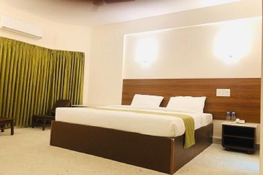 Sreeparthi Hotel Puttaparthi Bagian luar foto