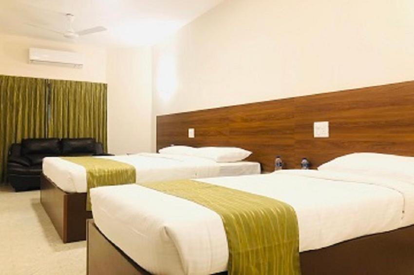 Sreeparthi Hotel Puttaparthi Bagian luar foto