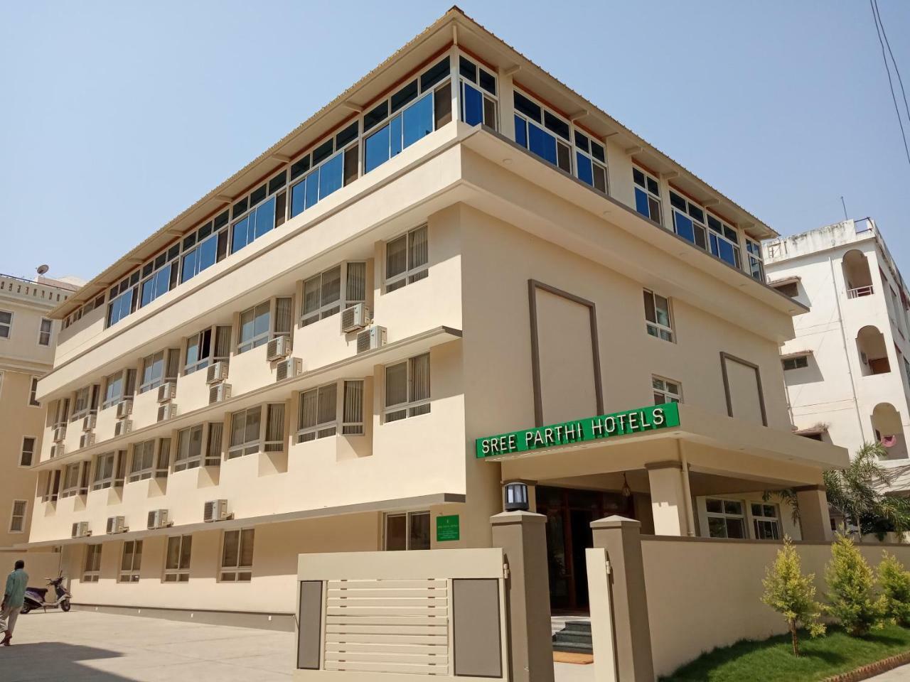 Sreeparthi Hotel Puttaparthi Bagian luar foto