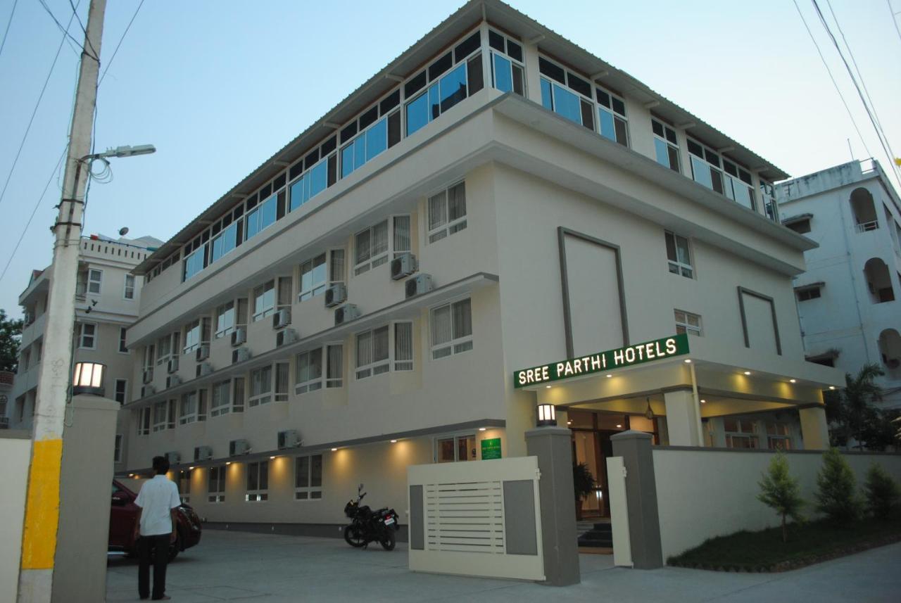 Sreeparthi Hotel Puttaparthi Bagian luar foto